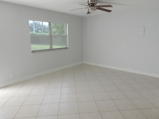 Building Photo - 242 Seville K