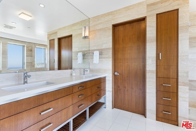Building Photo - 200 Arno Way