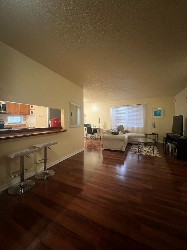 Building Photo - Fully Furnished 1-Bedroom Retreat in Windm...