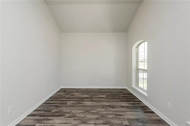 Building Photo - 5118 Leaning Tree