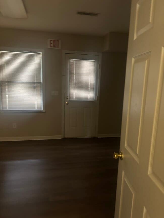 Building Photo - 826 Shull St