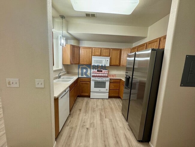 Building Photo - 838 S Kalispell Cir