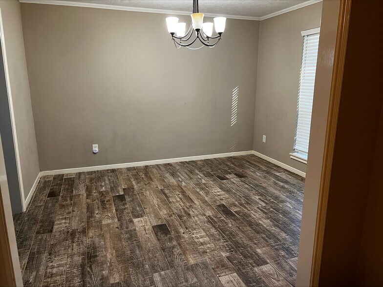 Building Photo - 835 Chatwood Dr