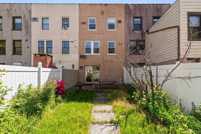 Building Photo - 114 56th St