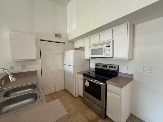 Building Photo - 141 SW Palm Dr