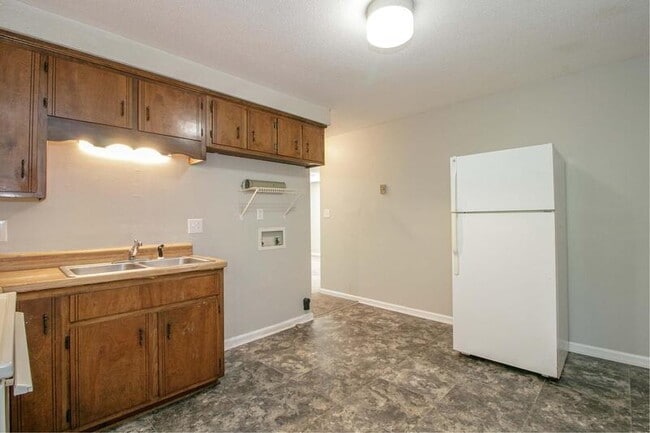Building Photo - 1432 McCan Dr
