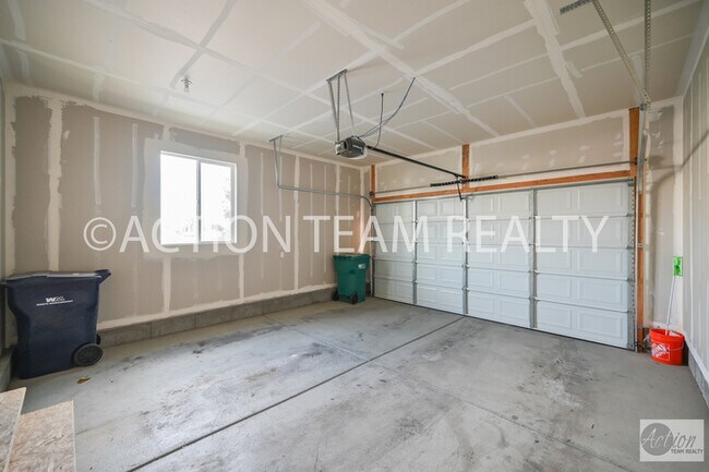 Building Photo - Beautiful Townhome in Bluffdale