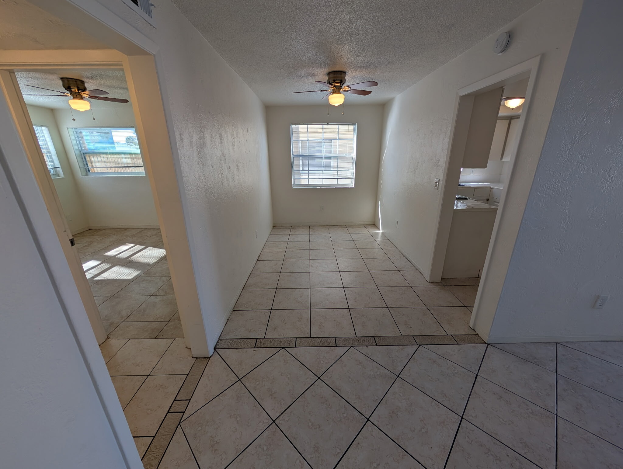 Building Photo - 2597 N Oleander Ave