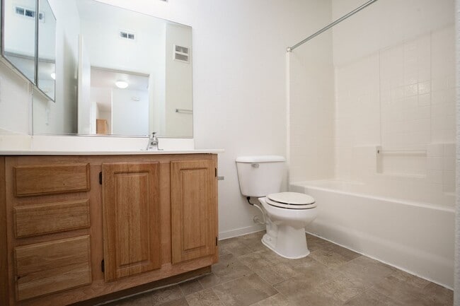 Building Photo - Adorable 2 Bedrooms Condo on the Second Floor