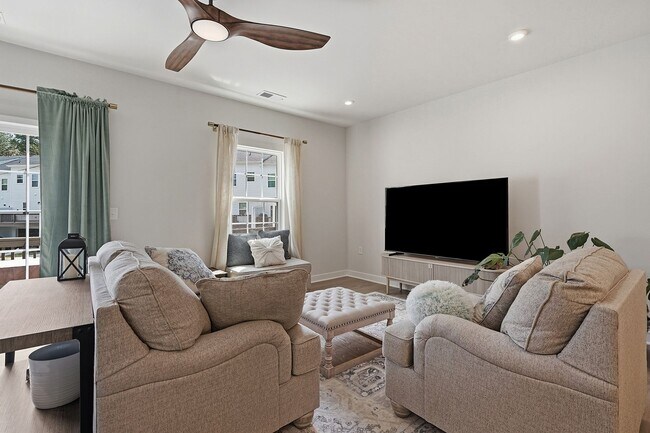 Building Photo - BEAUTIFUL TOWNHOME IN A GREAT AMENTIES!
