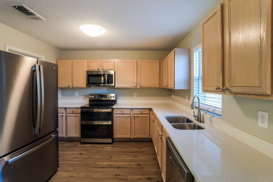Building Photo - 16101 Hollyhill Ct