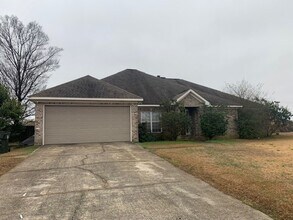 Building Photo - Nice 3 Bed 3 Bath House! Available August 2026!