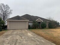 Building Photo - Nice 3 Bed 3 Bath House! Available August 2026!