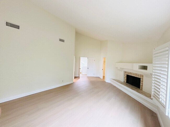 Building Photo - 6635 Soaring Dr