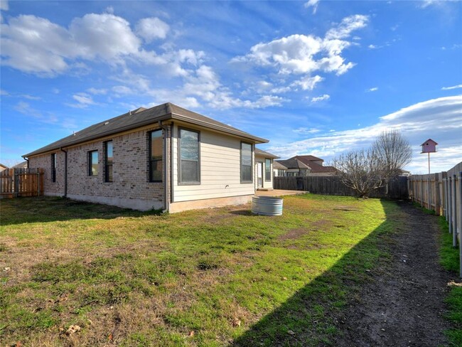 Building Photo - 501 Willow Walk Dr