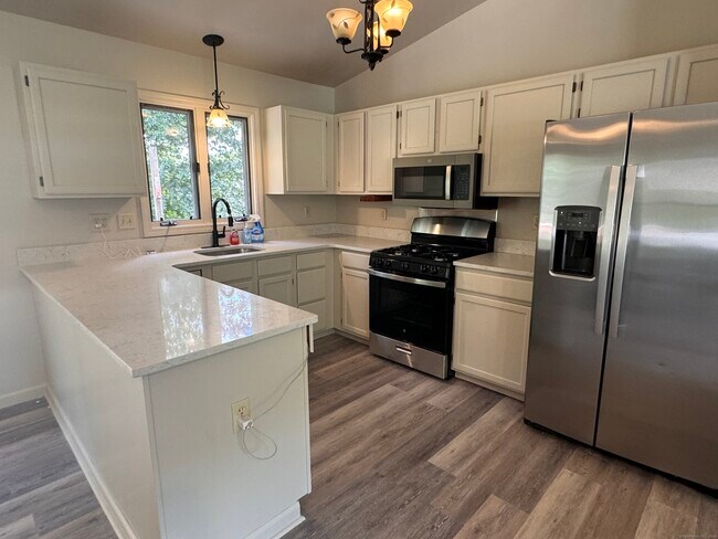 Building Photo - 106 Brookline Dr