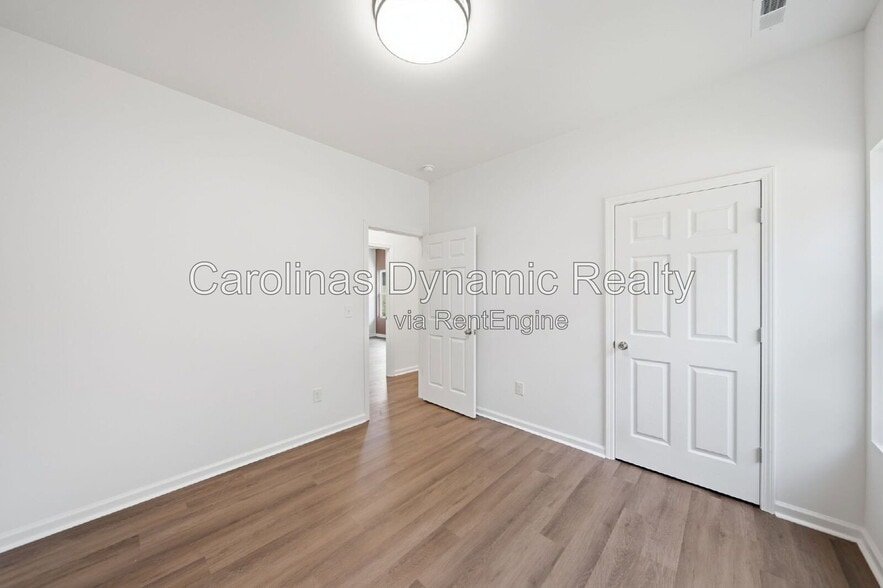 Building Photo - 1533 S Battleground Ave