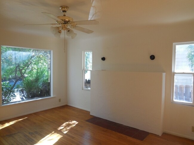 Building Photo - CHARMING 2 BED 1.5 BATH HOME IN DOWNTOWN AREA