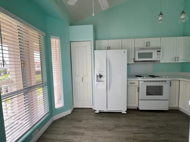 Building Photo - 2 Bedroom 2 bath unfurnished top floor condo
