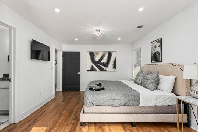 Building Photo - 2874 Grand Ave SW