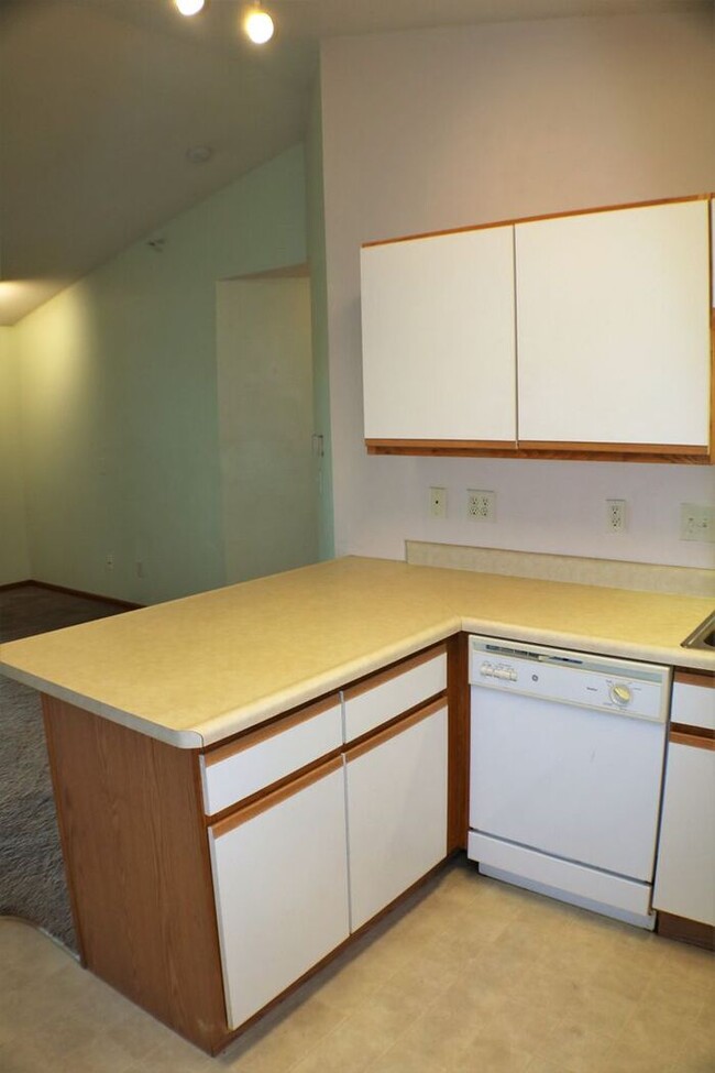 Building Photo - $1,195 | 2 Bedroom, 1 Bathroom Condo | No ...