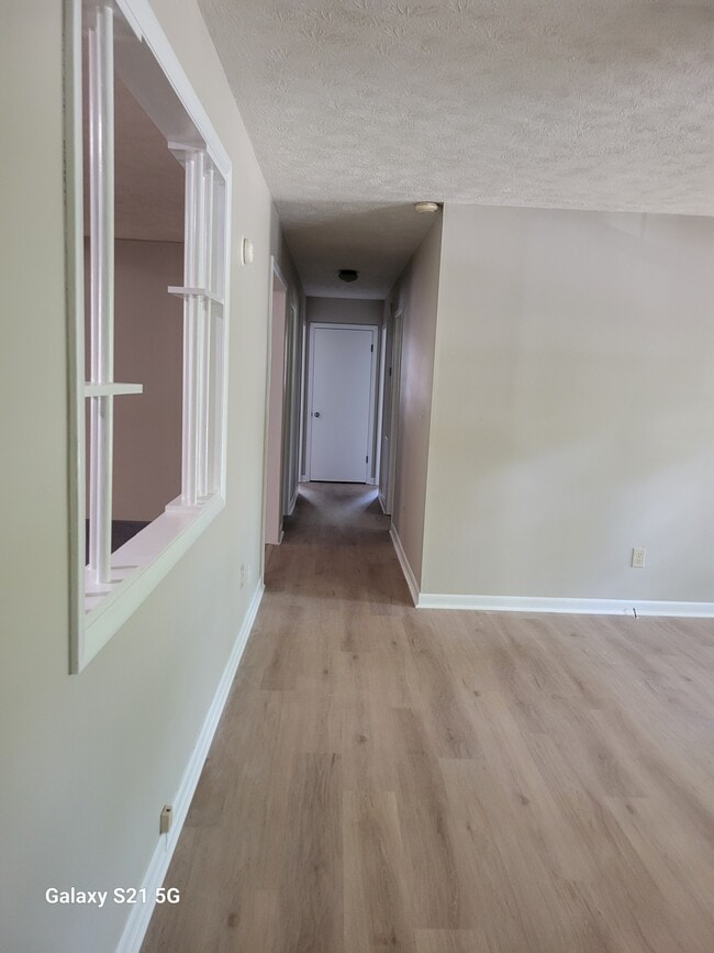 Building Photo - 253 Ivanhoe Ln