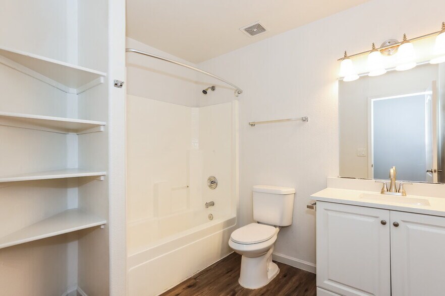 Building Photo - 1611 S 63rd Dr