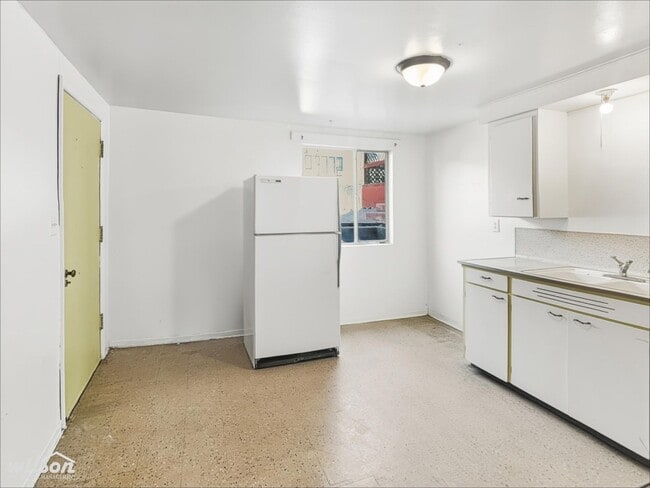 Building Photo - 904 S 48th Ave