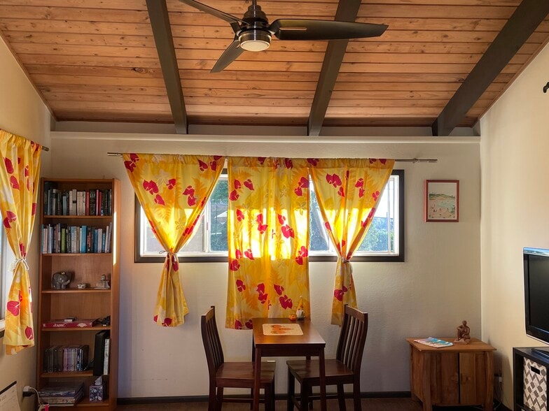 Building Photo - 115 Mahola St