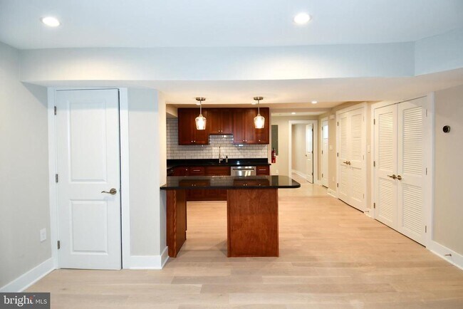 Building Photo - 901 Lawrence St NE