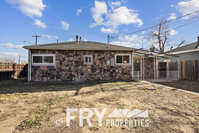 Building Photo - Spacious Sunnyside Home with Huge Yard