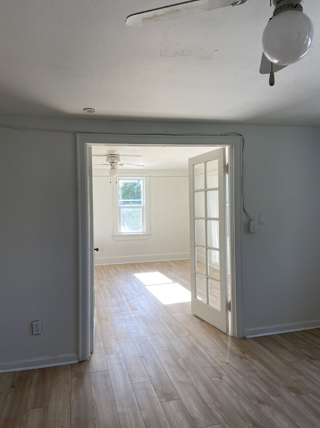 Building Photo - Spacious 3 bed 1 bath, bright & cheery apa...