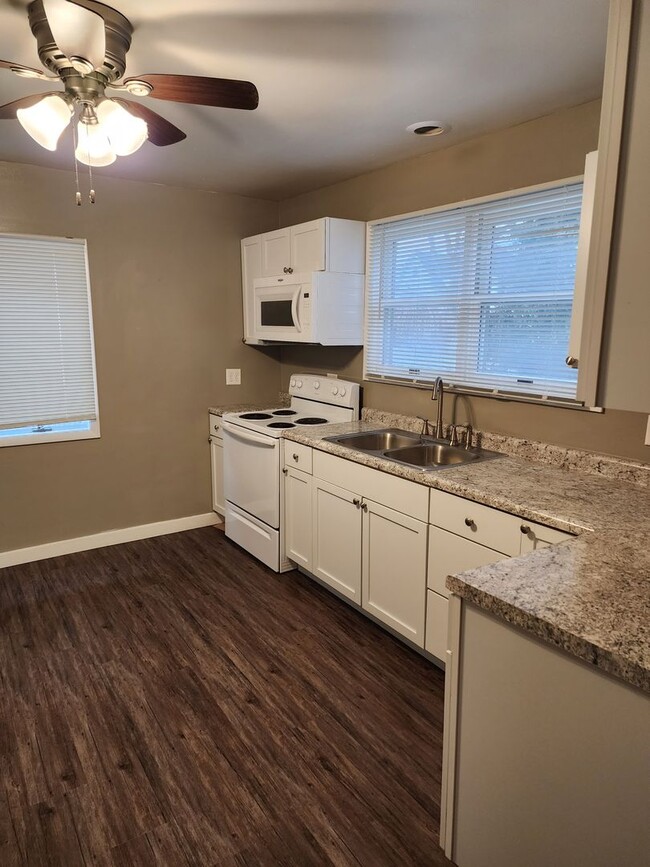 Building Photo - Fantastic single family home!
