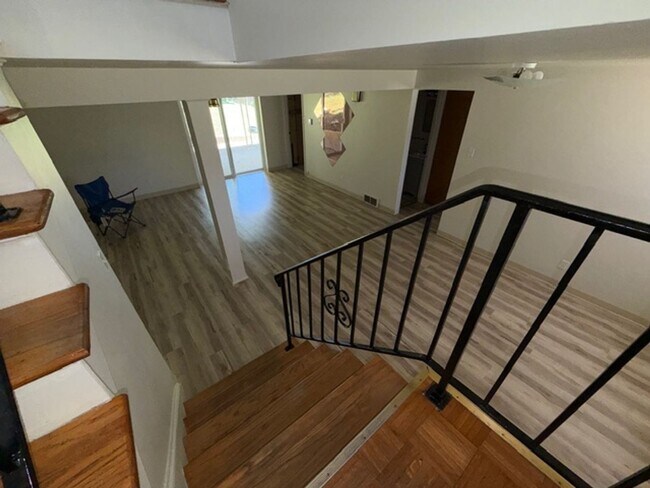 Building Photo - Well-Maintained Split-Level Home in Webster Groves, MO — Spacious & Family-Friendly