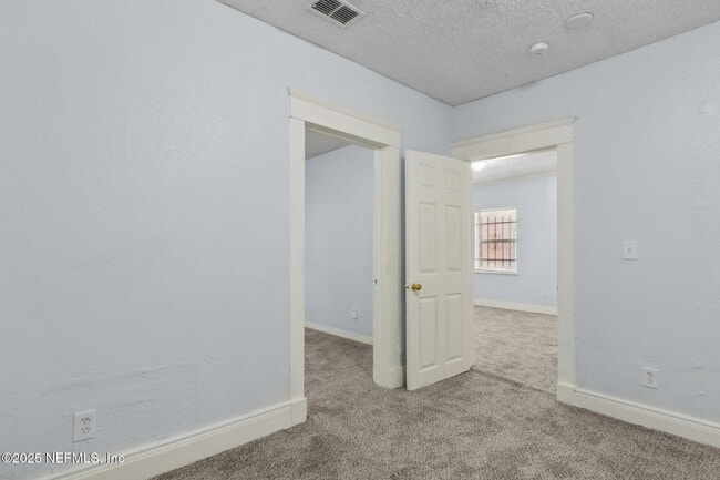 Building Photo - 421 W 18th St