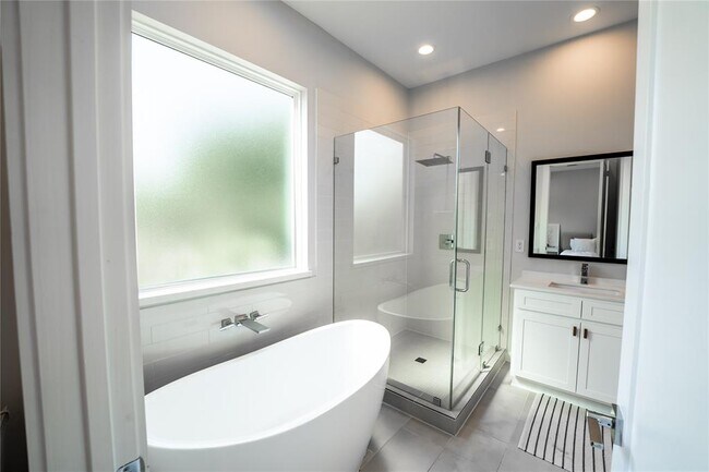 Building Photo - 827 Martin St