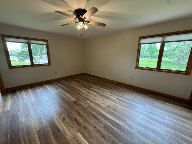 Building Photo - 881 Glenmore Ct