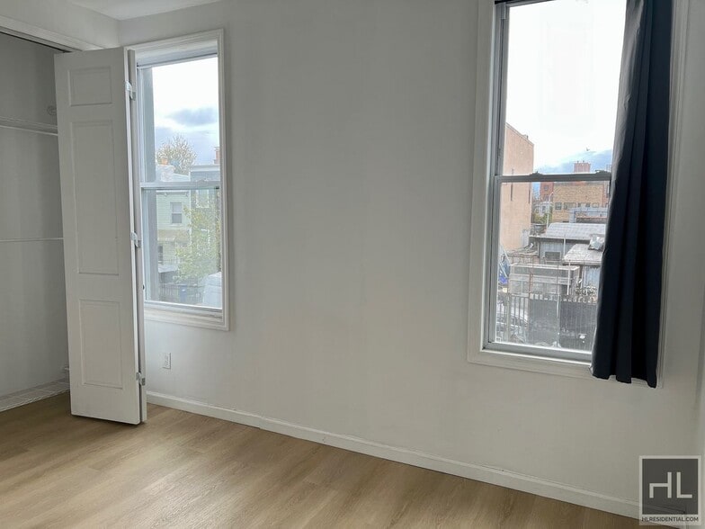Building Photo - Top Floor 2BR 1BA Lofty Space w/ Laundry I...