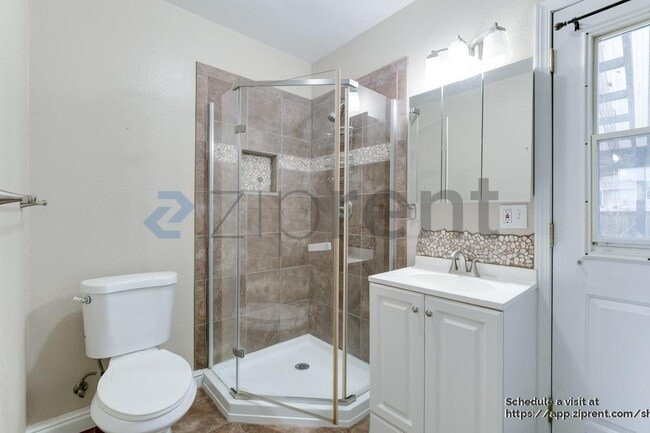 Building Photo - 9516 Holly Dr