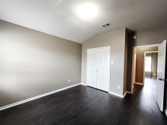Building Photo - 5827 Eatons Creek Tr