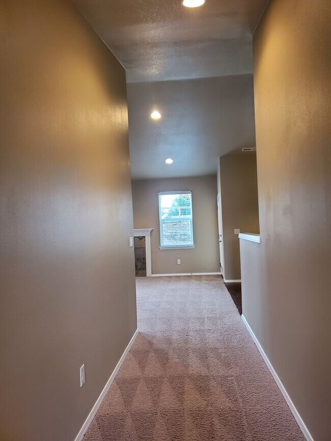 Building Photo - Pet Friendly Craftsman Style Home in Desirable West Salem Neighborhood