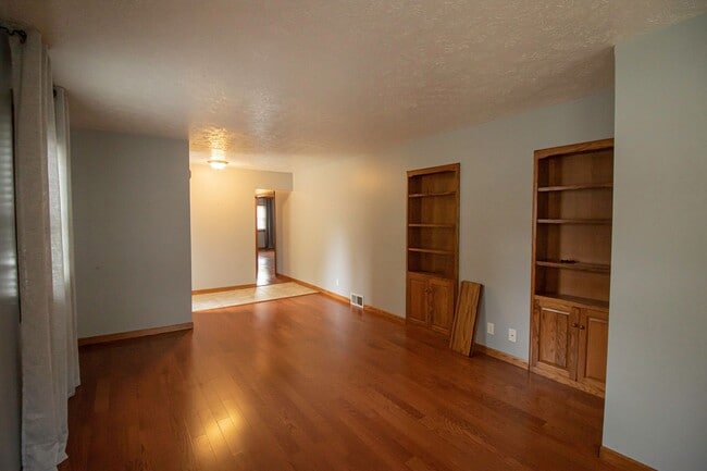 Building Photo - AVAILABLE AUGUST 15TH, 2026 - CHARMING 4 B...