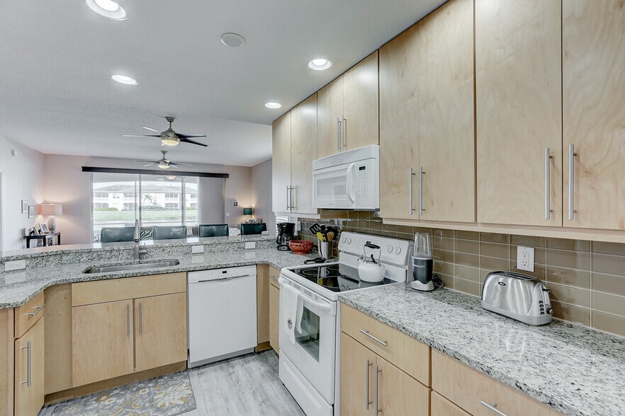 Building Photo - 6634 7th Avenue Cir W