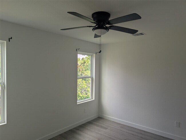 Building Photo - 7813 Hirsch Rd