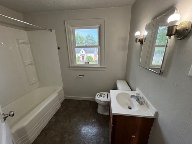 Building Photo - 4319 S Park Dr