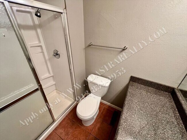 Building Photo - Beautiful Remodeled South KCMO Townhome-Available NOW!!