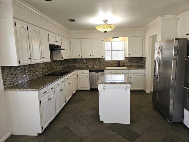 Building Photo - 347 Forest Lake Dr