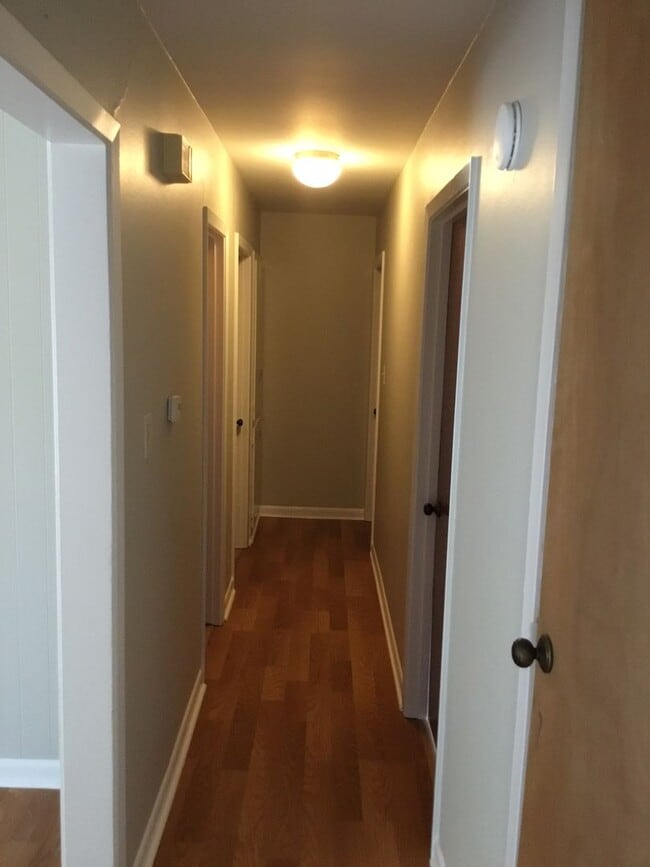 Building Photo - 3/1.5 SOUTHERN HILLS/RIDGEWOOD. FRESH PAINT. NICE. CLEAN.