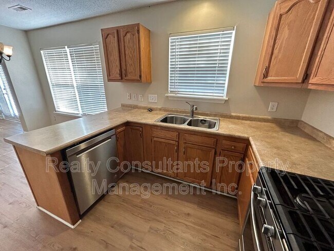 Building Photo - 600 Summerwalk Rd