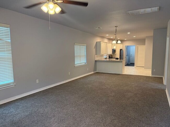 Building Photo - Clean, Crisp, Open Concept 3/2 Near TU